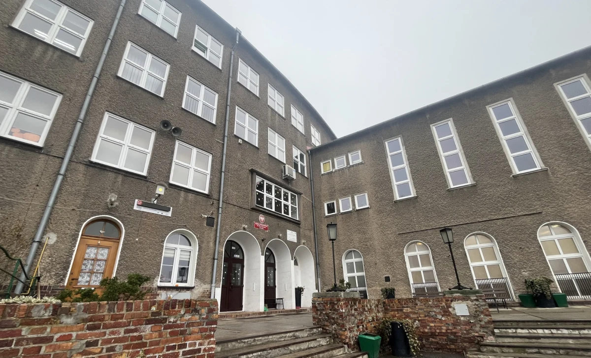 Dobro dzieci kontra ekonomia? Likwidacja szkół coraz częściej dotyka nie tylko małych, wiejskich placówek, ale także tych większych - na terenie miast. Z mapy Kłodzka może zniknąć kolejna już szkoła podstawowa - im. Władysława Reymonta, druga co do wielkości w gminie wiejskiej Kłodzko. Rodzice i nauczyciele poprosili o interwencję RMF FM.