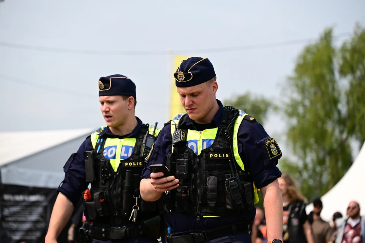 Dwóch obywateli Polski zostało oskarżonych przez szwedzką prokuraturę o nielegalne fotografowanie elektrowni jądrowej w Oskarshamn na południowym wschodzie Szwecji. Mężczyznom grożą grzywny, a sprawa wzbudziła zainteresowanie służb bezpieczeństwa. Sprawcy mieli przy sobie specyficzny ekwipunek, który według ich tłumaczeń miał posłużyć do stworzenia "zabawnych fotografii".