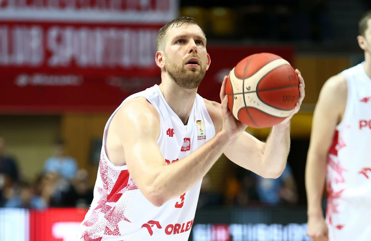 Polscy koszykarze pokonali w Hadze Holandię 85:83 (22:28, 15:25, 21:17, 27:13) w 2. kolejce grupy F pierwszego etapu kwalifikacji mistrzostw świata Katar 2027. Biało-Czerwoni odnieśli drugie zwycięstwo. Kolejne mecze rozegramy w lutym i marcu z Łotwą.