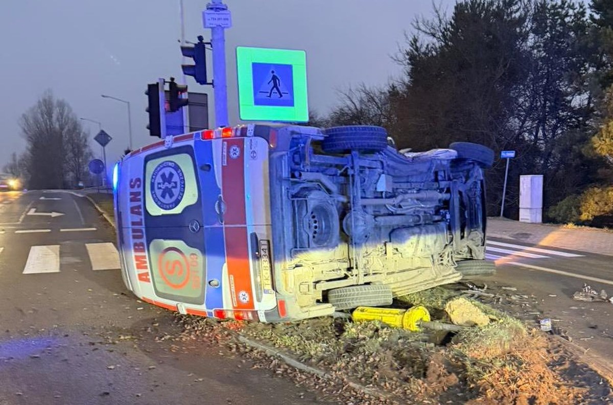 Wypadek karetki i auta osobowego. Cztery osoby w szpitalu