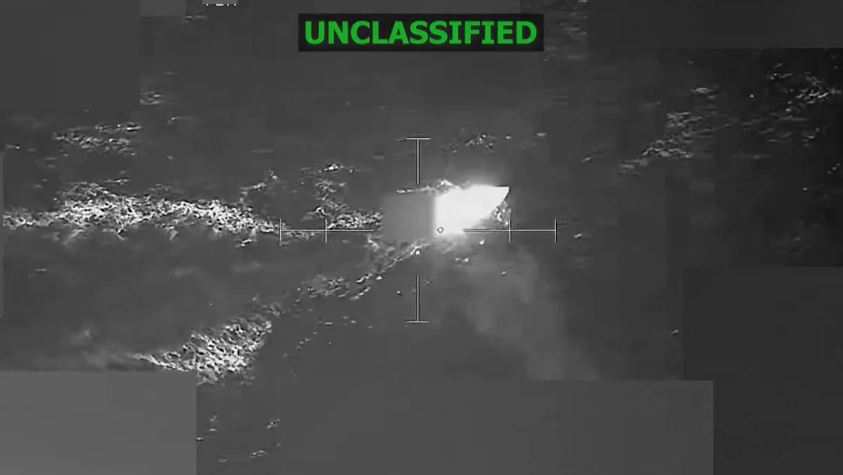 Szef Pentagonu Pete Hegseth publicznie poparł admirała Franka „Mitcha” Bradleya, który wydał rozkaz powtórnego ostrzelania łodzi podejrzewanej o przemyt narkotyków. Początkowo dwóch członków załogi przeżyło atak, później jednak oboje zginęli.