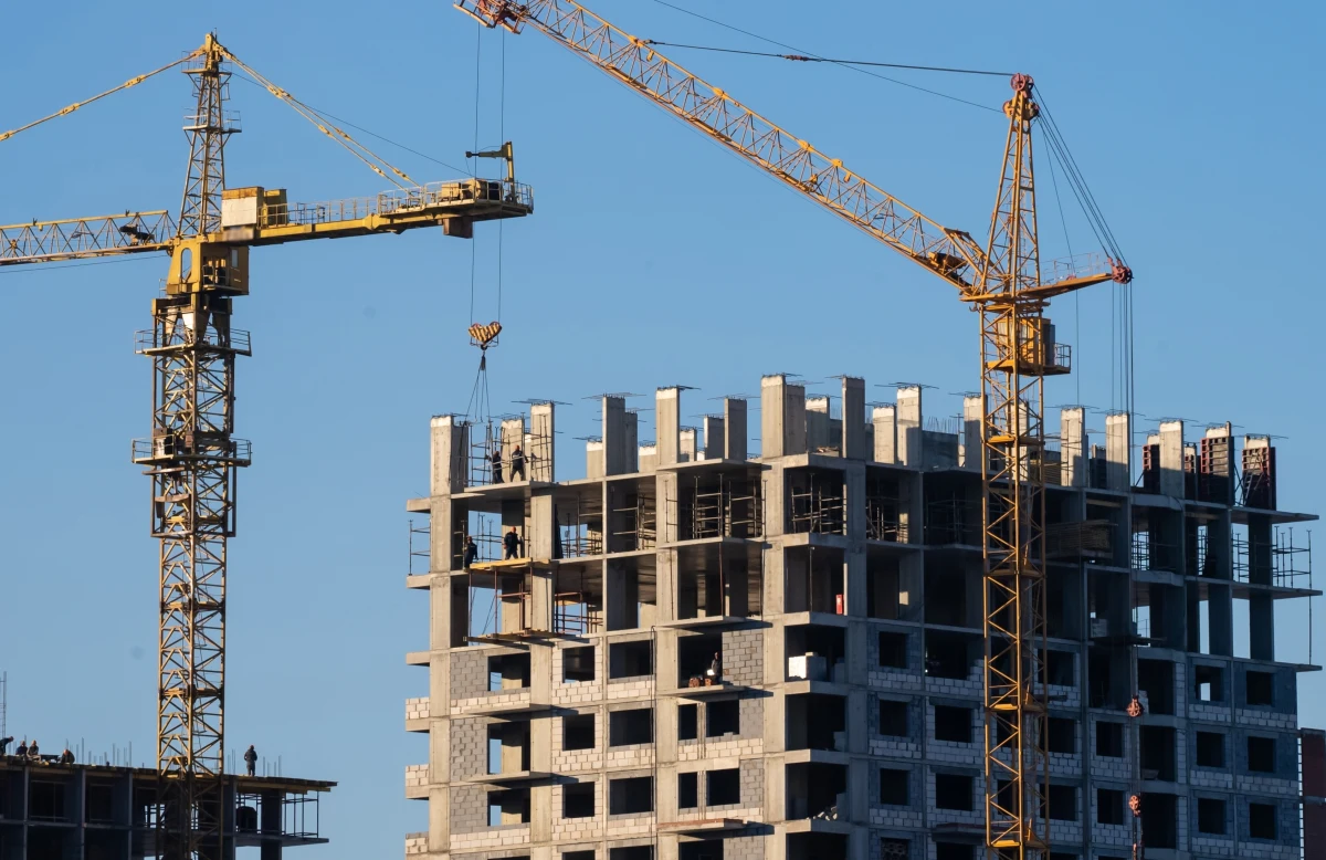 Średnia cena metra kwadratowego nowych mieszkań w Warszawie w listopadzie nieznacznie spadła w ujęciu miesięcznym, a w pozostałych metropoliach praktycznie się nie zmieniła - wynika z raportu serwisu RynekPierwotny.pl. W stolicy zapłacimy aktualnie ok. 18,2 tys. zł/m kw. Eksperci zwrócili uwagę na powszechnie stosowane przez deweloperów promocje. Jaka jest cena za metr kwadratowy w innych dużych miastach Polski?