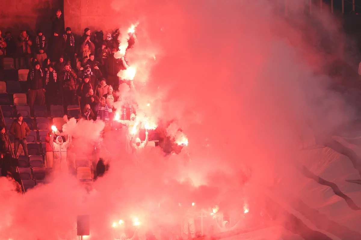 "Gorąco przepraszamy wszystkich urażonych zaistniałą sytuacją" - tak Wisła Płock napisała po wpadce, do której doszło przed niedzielnym meczem tej drużyny z Lechem Poznań. Minutą ciszy uczczono wtedy omyłkowo Tadeusza Świątka. Ten były piłkarz reprezentacji Polski był w czasie spotkania na trybunach. Klub przeprosił i wytłumaczył, że chciał uczcić minutą ciszy pamięć Tadeusza Sznajdera.