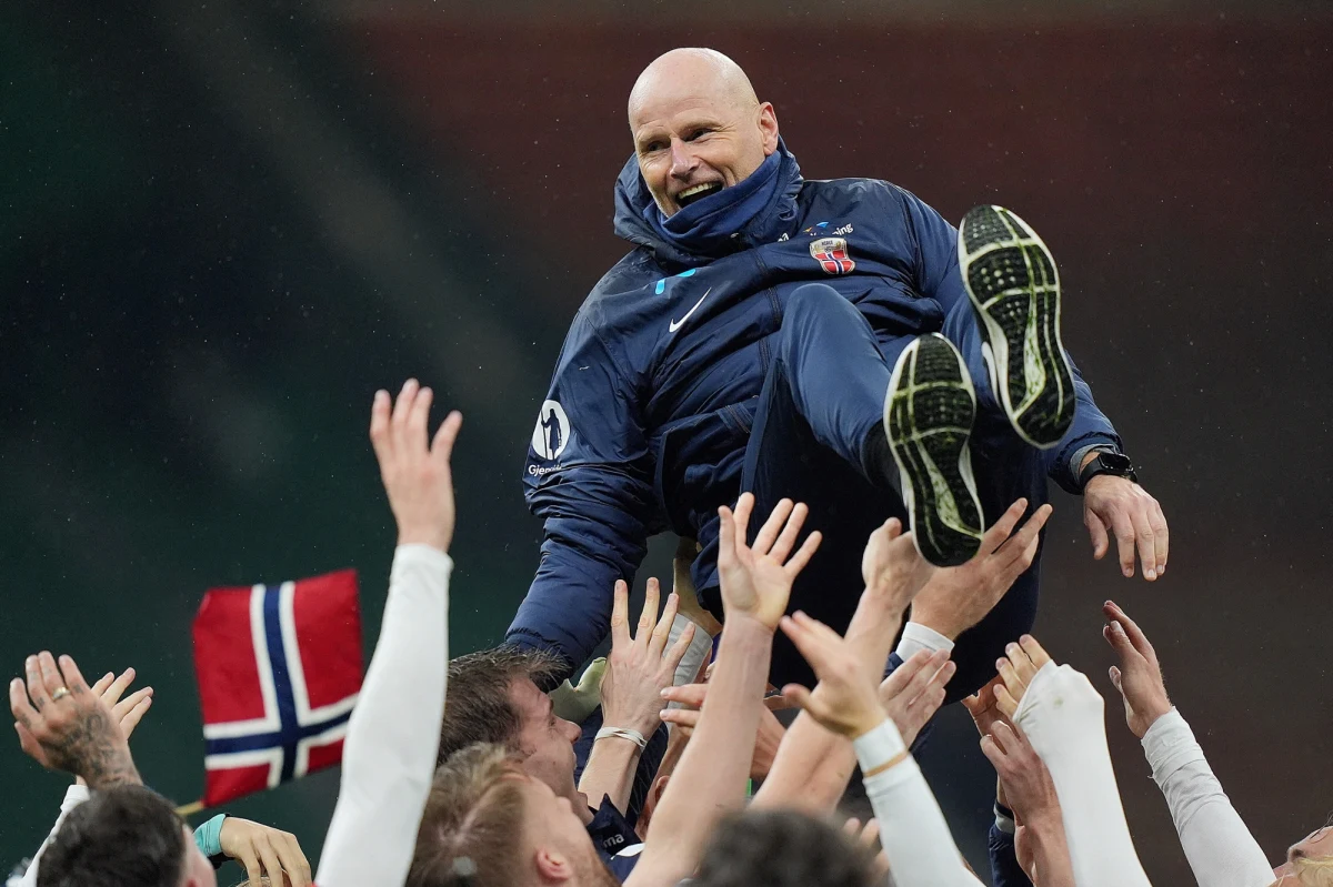 Nie chce, ale musi. Trener reprezentacji Norwegii Stale Solbakken nie miał ochoty lecieć do Waszyngtonu na losowanie grup piłkarskich mistrzostw świata 5 grudnia, lecz został zmuszony przez FIFA, która zażądała obowiązkowej obecności.