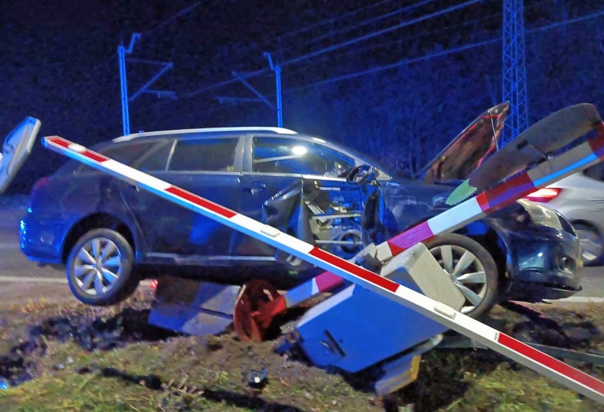 Pijany kierowca staranował sygnalizator. Groźny wypadek przed przejazdem kolejowym NAGRANIE