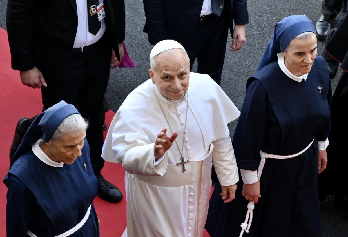 Papież Leon XIV, przebywający w Libanie, modlił się we wtorek w ciszy w porcie w Bejrucie, gdzie w 2020 roku doszło do katastrofalnej eksplozji, jednego z największych nienuklearnych wybuchów w historii. Papież spotkał się z grupą ocalałych i rodzin ofiar, które trzymały ich zdjęcia.