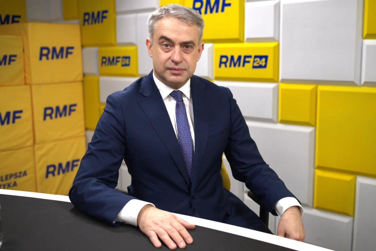 "Premier dał zielone światło, żeby pracować nad ustawą, więc kończymy te prace (...). Myślę, że na początku roku ustawa zostanie upubliczniona dla wszystkich, a później kolejne kroki rządowe, konsultacje, rozmowy. Są naciski z różnych firm sugerujące, że to nie jest sprawiedliwy podatek" - powiedział w Porannej rozmowie w RMF FM Krzysztof Gawkowski, wicepremier, minister cyfryzacji z Nowej Lewicy. Odniósł się w ten sposób do kwestii wprowadzenia w przyszłym roku podatku cyfrowego. "To głębsza, geopolityczna gra. To nie tylko wewnętrzna, ale i europejska, i światowa polityka, a w niej Polska, która a prawo wprowadzić podatek cyfrowy" - dodał. 