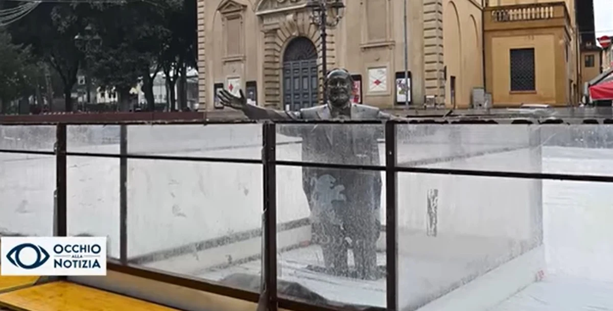 Pomnik Luciano Pavarottiego stał się częścią świątecznego lodowiska, które w ubiegłym tygodniu ustawiono na głównym placu Pesaro – miejscowości, w której tenor miał willę. „To niegodne. Okropna rzecz, jestem rozczarowana i zasmucona” – stwierdziła wdowa po artyście w rozmowie z „Il Resto del Carlino”. Mieszkańcy również nie są zadowoleni z tej decyzji.