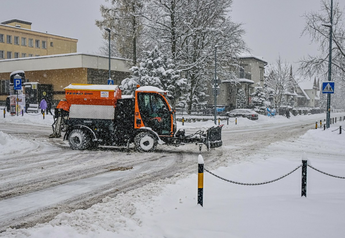 Zakopane walczy ze śniegiem. Ciężarówki w akcji