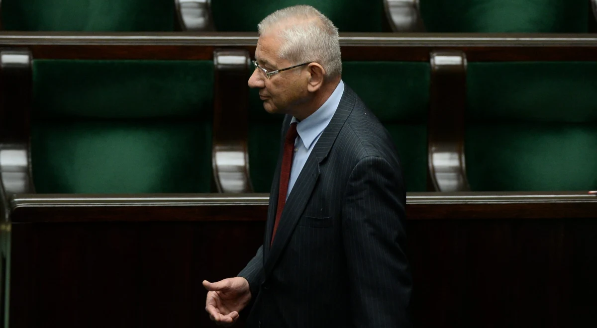 Izabela Dorn, trzecia żona zmarłego w 2022 roku Ludwika Dorna, oraz jego najmłodsza córka żądają od Skarbu Państwa miliona złotych odszkodowania za represje, których polityk doświadczył w czasach PRL. Minister sprawiedliwości Waldemar Żurek w rozmowie z "Super Expressem" podkreślił, że każdy ma prawo dochodzić swoich roszczeń przed sądem.