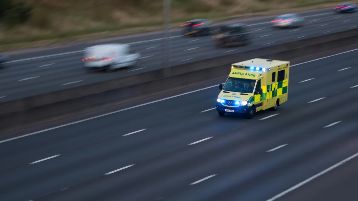 Do tragicznego wypadku doszło w niedzielę wieczorem na autostradzie M5 w North Somerset w Anglii. 18-latek zginął po tym, jak wysiadł z karetki pogotowia i został potrącony przez nadjeżdżający samochód.
