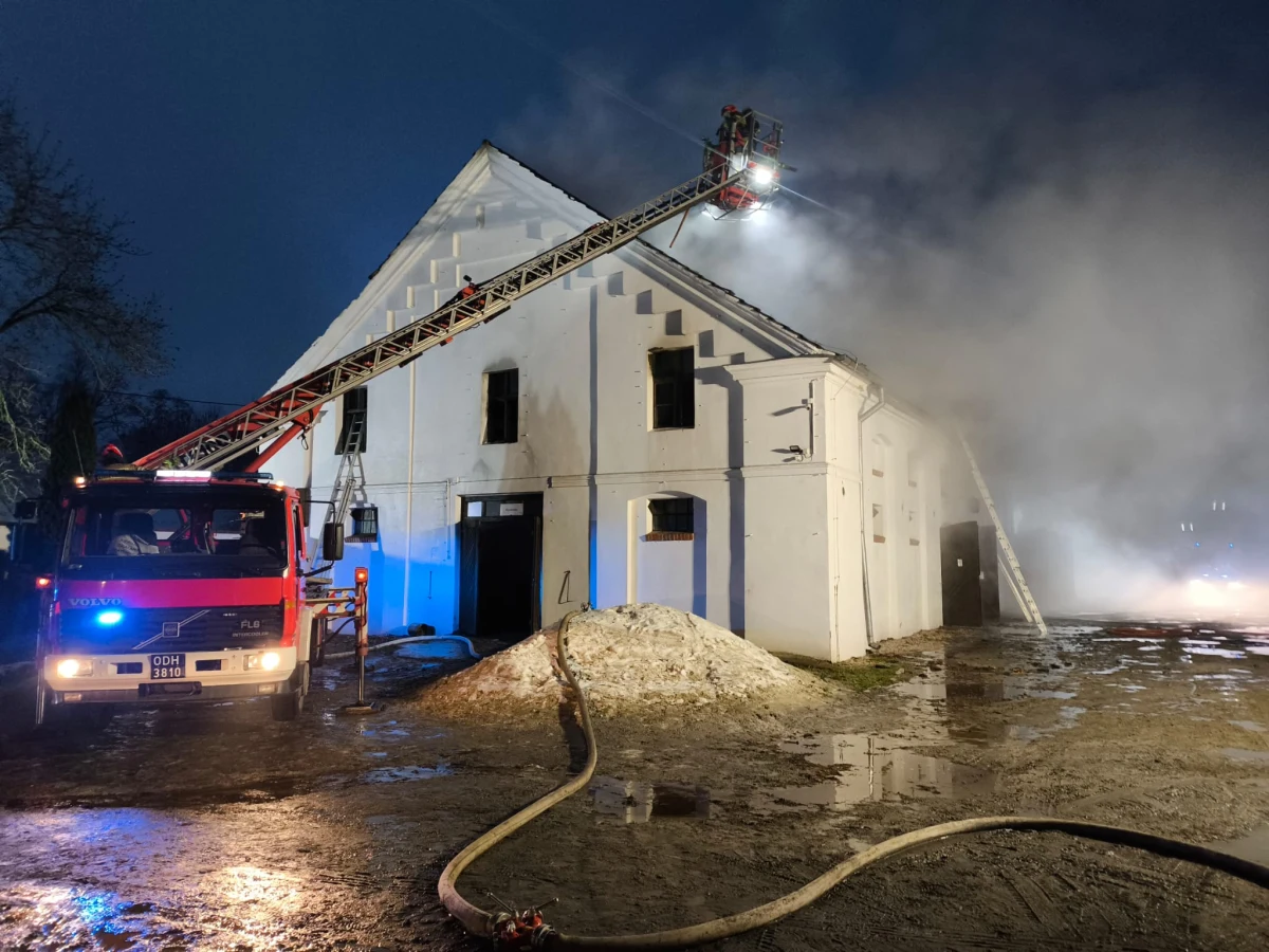Pożar budynku gospodarczego stadniny koni w Mosznej w Opolskiem. Nikomu nic się nie stało. 22 zwierzęta udało się bezpiecznie wyprowadzić. Informację o tym zdarzeniu dostaliśmy na Gorącą Linię RMF FM. 