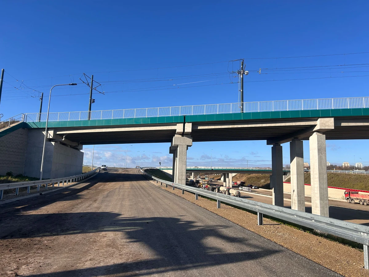 2,6-kilometrowy fragment drogi ekspresowej S7 w Krakowie, od węzła Grębałów do węzła Nowa Huta, zostanie udostępniony kierowcom 8 grudnia, a nie jak pierwotnie planowano 4 grudnia. Powodem opóźnienia są kwestie formalne i wydłużone prace nad zatwierdzeniem tymczasowej organizacji ruchu.