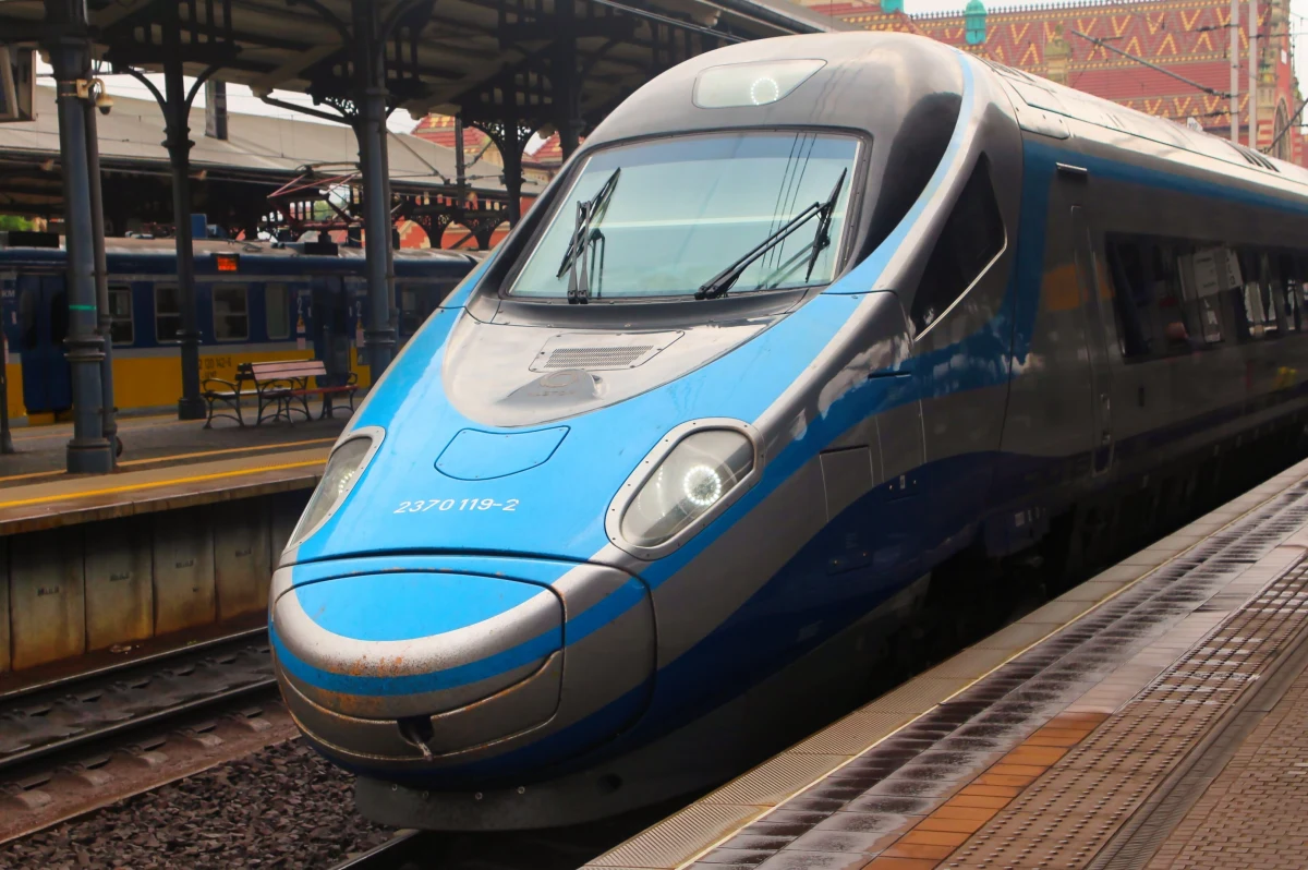 ​Policja szuka świadków incydentu na torach kolejowych w Zabrzu, który miał miejsce w poniedziałek. Uszkodzony wówczas został pociąg Pendolino. Na szczęście nikomu nic się nie stało.