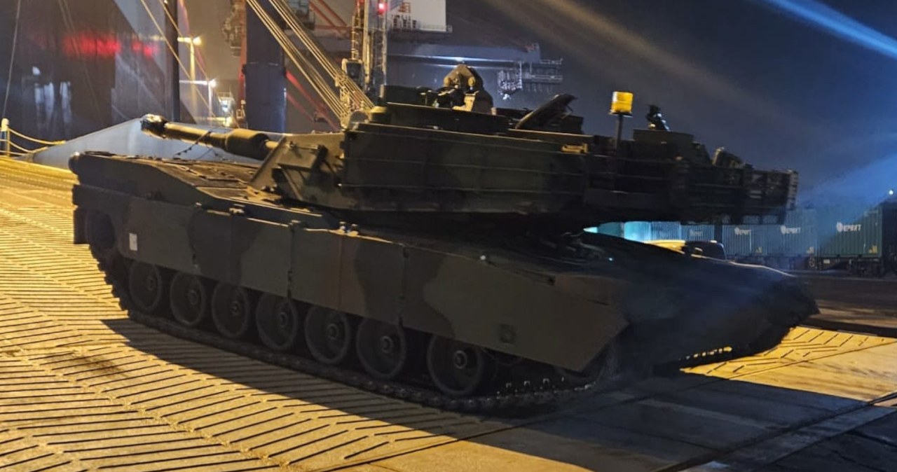 Ogromny transport czołgów Abrams pod osłoną nocy dotarł do Polski