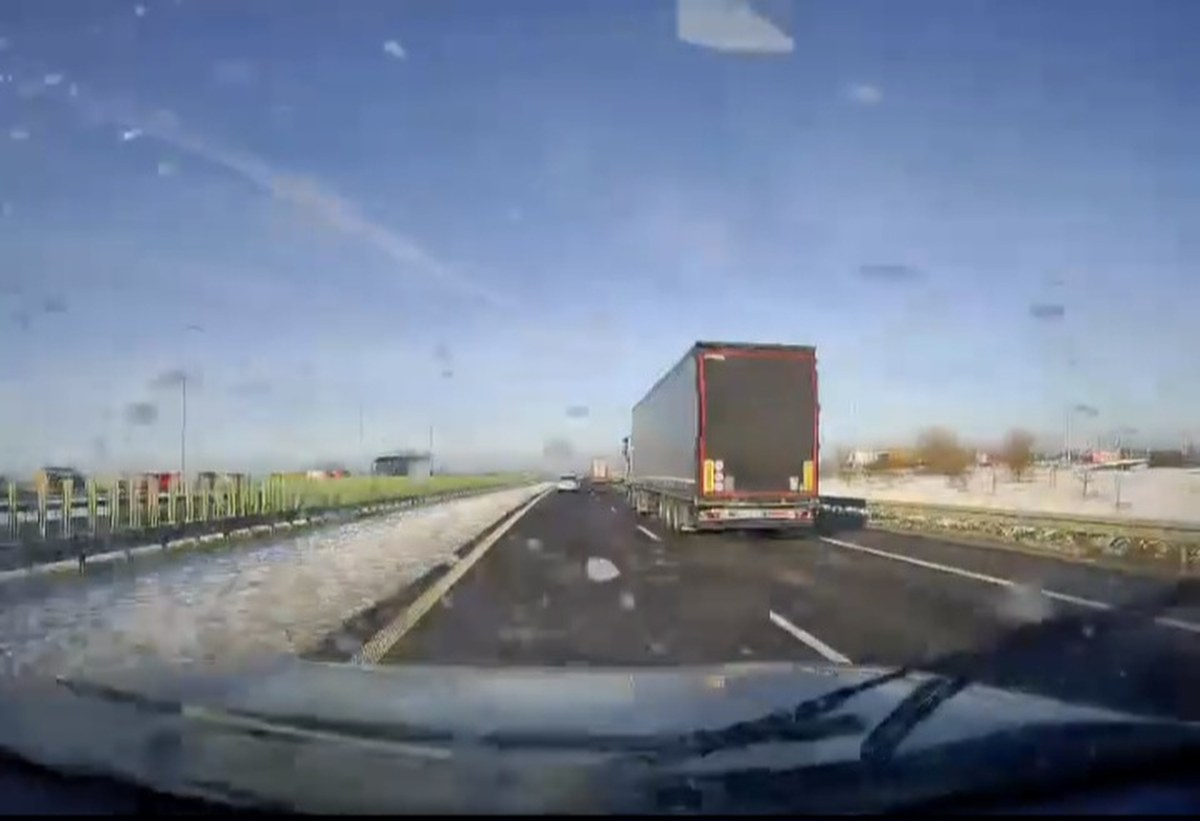 O krok od tragedii na S5. Spadający lód z tira uderzył w jadące auto