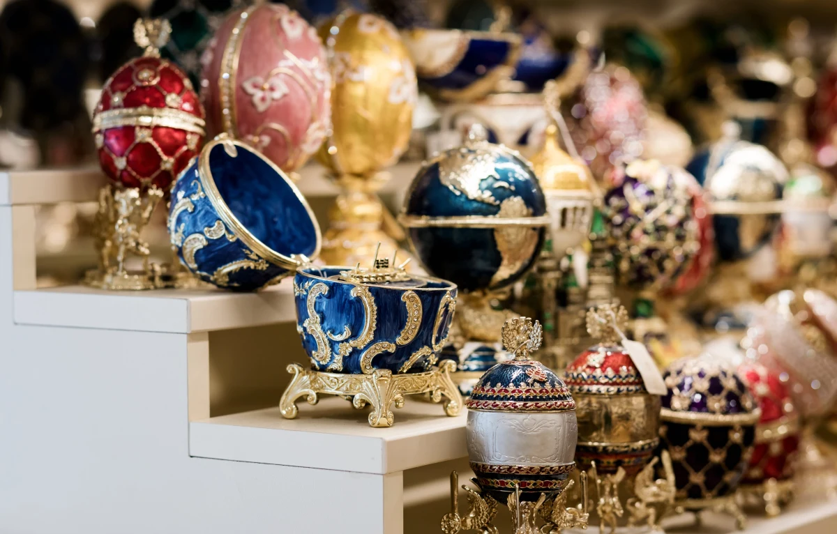 Policja z Auckland w Nowej Zelandii aresztowała 32-latka, który w jednym ze sklepów jubilerskich połknął wisiorek z jajem Fabergé. Wartość biżuterii to ponad 19 tys. dolarów. Mężczyzna został oskarżony o kradzież. 