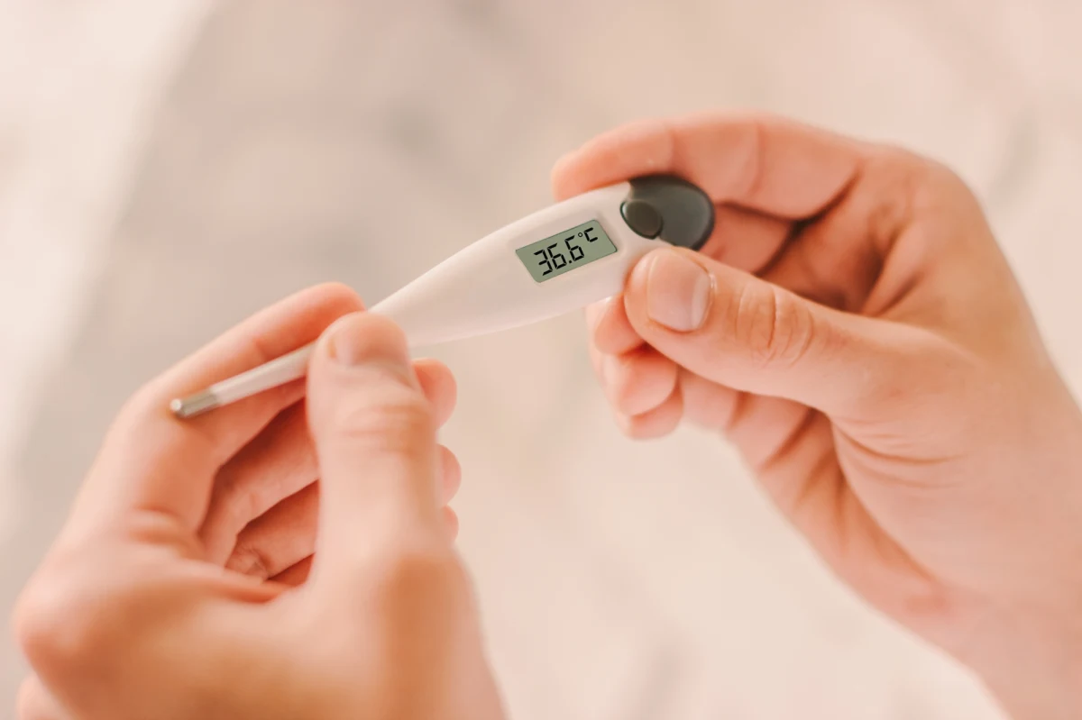 Przez lata uznawano, że prawidłowa temperatura ciała wynosi 36,6 stopni Celsjusza. Najnowsze badania pokazują jednak, że ciało współczesnego człowieka jest nieco chłodniejsze niż jego przodków. Średnia temperatura ciała spadła do około 36,4 st. C, a w niektórych grupach jest jeszcze niższa. Co stoi za tą zmianą i jakie mogą być jej konsekwencje?