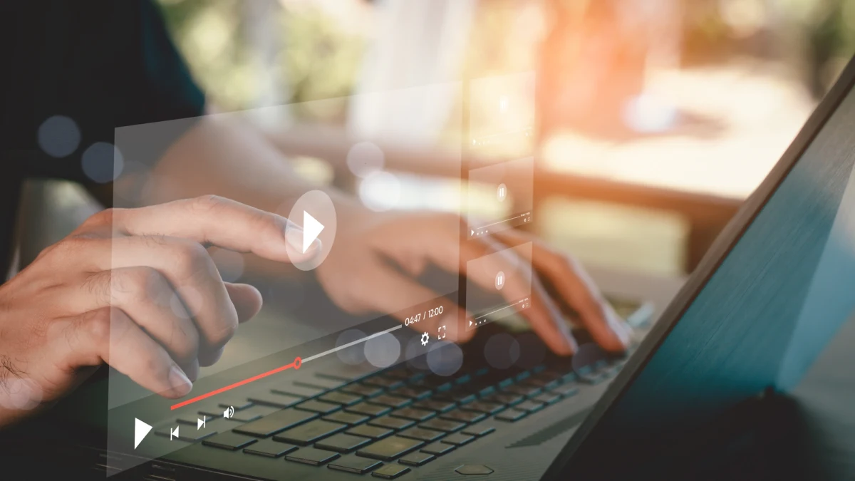 Sąd Rejonowy w Szczecinie uniewinnił we wtorek youtubera Łukasza W., znanego jako „Kamerzysta” i dwie inne osoby, oskarżonych o psychiczne znęcanie się nad niepełnosprawnym intelektualnie 18-latkiem. Zarzut związany był z nagraniem zamieszczonym w serwisie Youtube. Wyrok jest nieprawomocny.