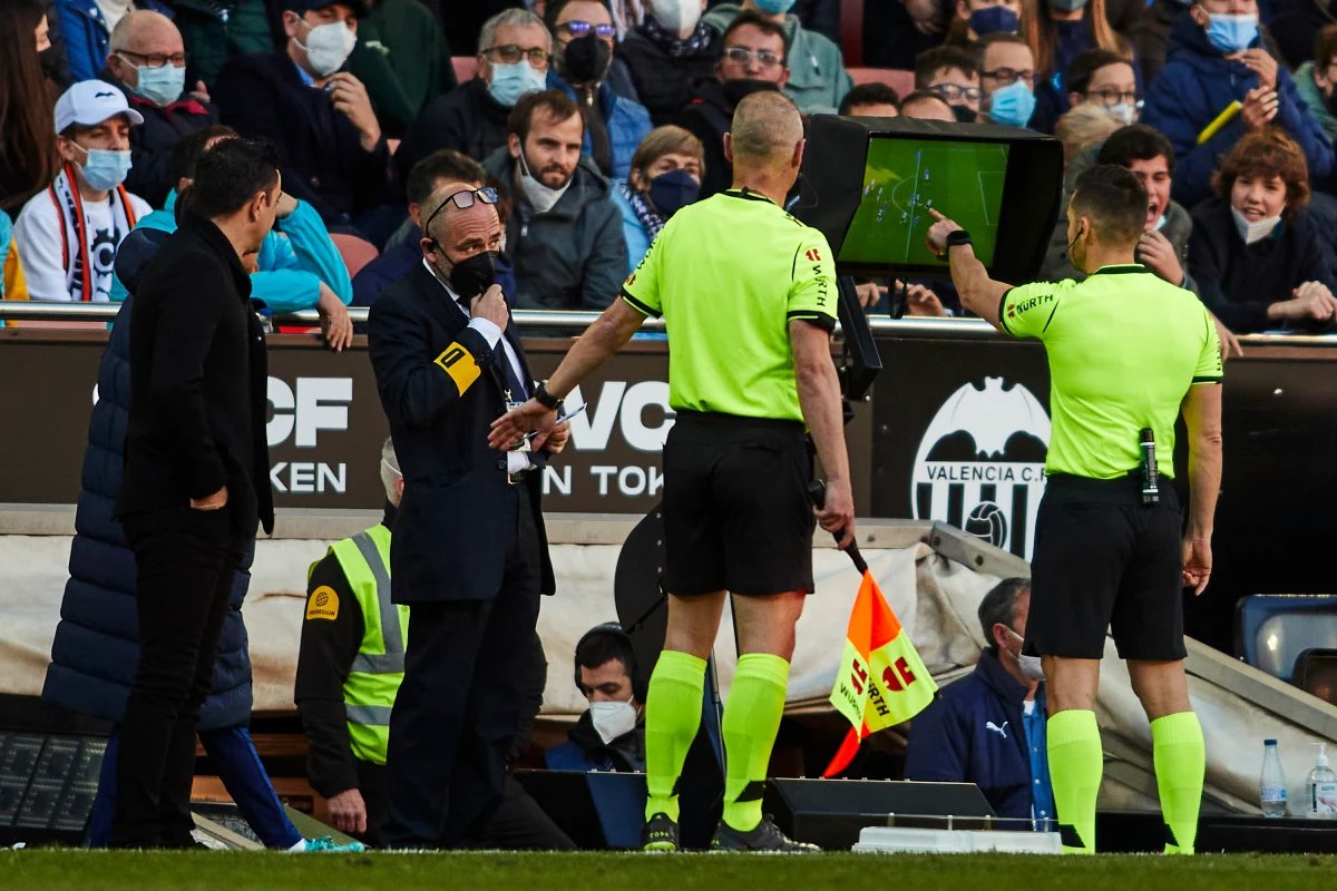 ​Międzynarodowa Federacja Piłki Nożnej zamierza rozszerzyć zakres działania VAR w przyszłorocznych mistrzostwach świata - wynika z doniesień brytyjskiego dziennika "The Times". Wideo miałoby być analizowane także w przypadku rzutów rożnych i karania czerwoną kartką za dwie żółte.