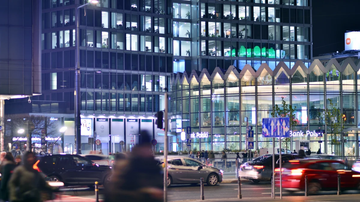 Według najnowszego raportu Organizacji Współpracy Gospodarczej i Rozwoju (OECD), światowa gospodarka wykazuje imponującą odporność na zawirowania ostatnich lat. Prognozy na 2025 rok są optymistyczne – globalny wzrost PKB ma wynieść 3,2 procent. Jednak to Polska ma stać się prawdziwym liderem wśród państw Unii Europejskiej.