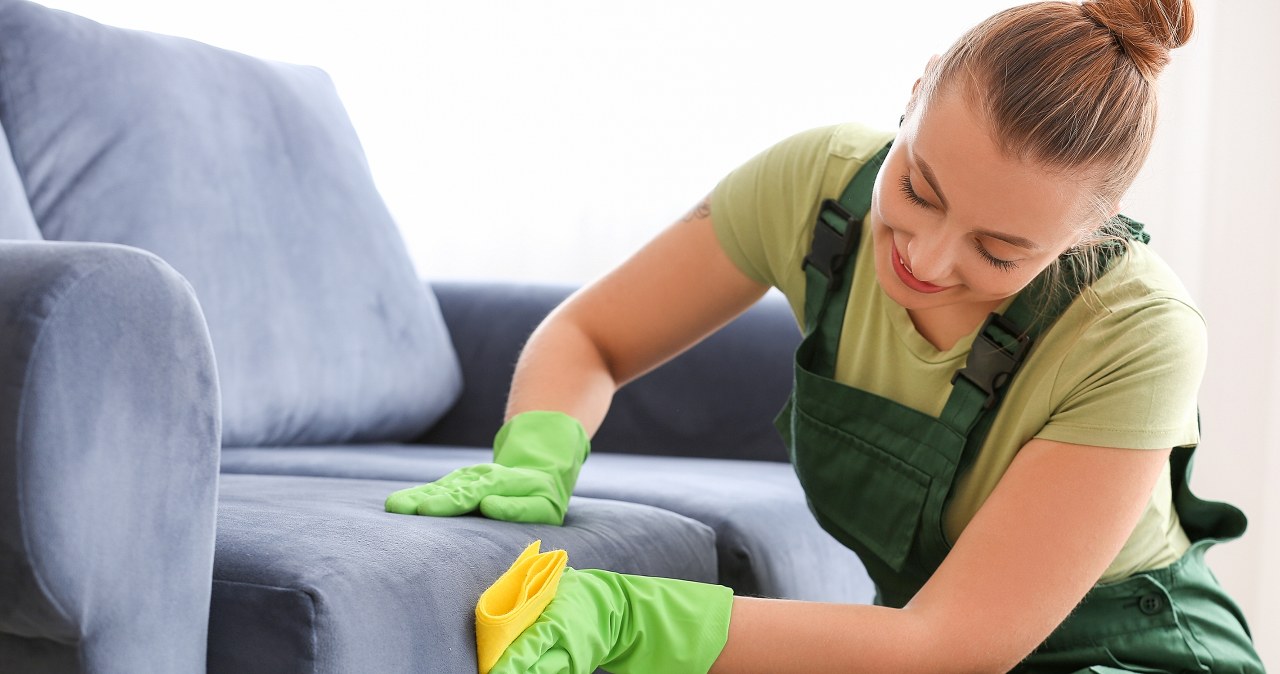 Niepozorny krok, który ratuje całą tapicerkę. Kanapa będzie jak nowa