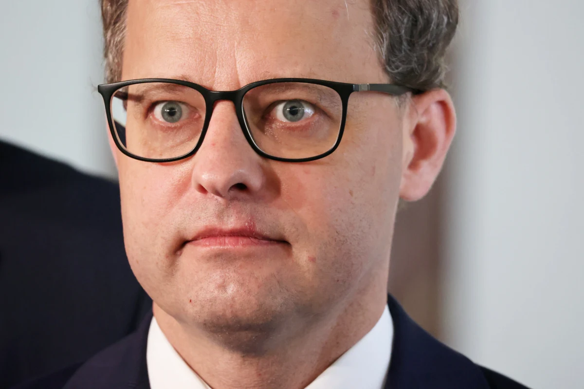 Komisja petycji Parlamentu Europejskiego odrzuciła wniosek o zajęcie się sprawą udzielenia przez Węgry azylu byłemu wiceministrowi sprawiedliwości Marcinowi Romanowskiemu. Europoseł KO Dariusz Joński zapowiada ponowienie petycji.