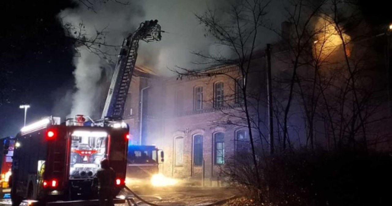 Leszno Górne. Płonie dworzec kolejowy. 11 zastępów straży walczy z ogniem