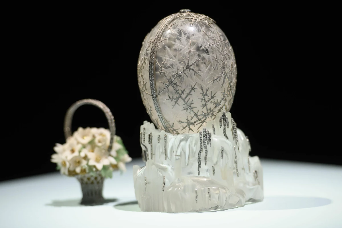 22,895 mln funtów – za taką kwotę sprzedano we wtorek dzieło sztuki jubilerskiej i historyczny artefakt w jednym. Mowa o słynnym jajku Faberge, stworzonym przed laty dla rosyjskiej rodziny carskiej. Jajko znacząco pobiło dotychczasowy rekord sprzedażowy.
