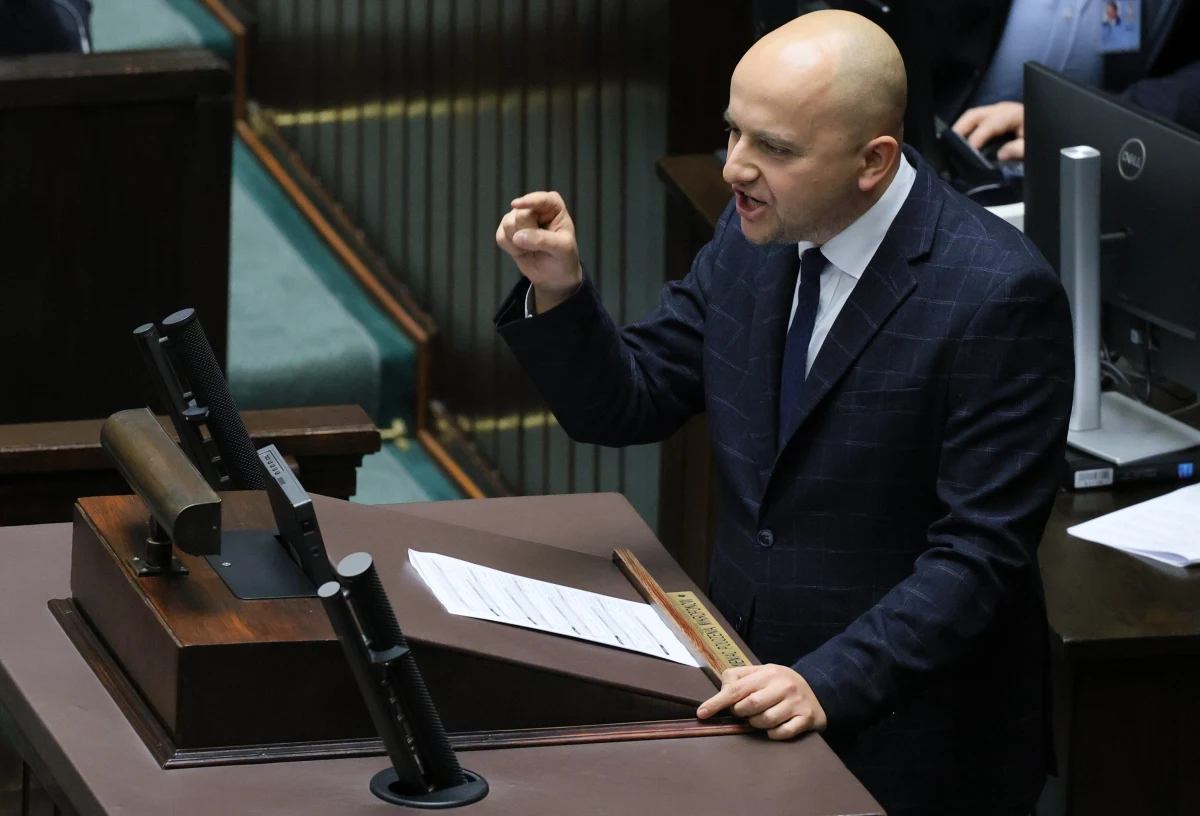 Sąd rozpatruje sprawę fikcyjnego zatrudnienia w Lasach Państwowych. Poseł Dariusz Matecki, którego dotyczy sprawa i który miał złożyć zeznania, nie pojawił się na rozprawie, tłumacząc się obowiązkami sejmowymi. W czasie, gdy miał zeznawać, udzielał wywiadu w telewizji i relacjonował swoją obecność w sejmowym barze.