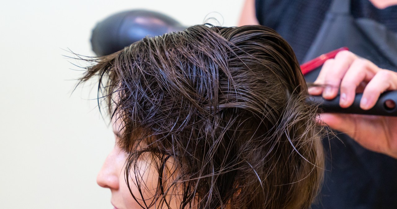 Blask wraca do łask. Tak wyglądają najmodniejsze zimowe koloryzacje 2025