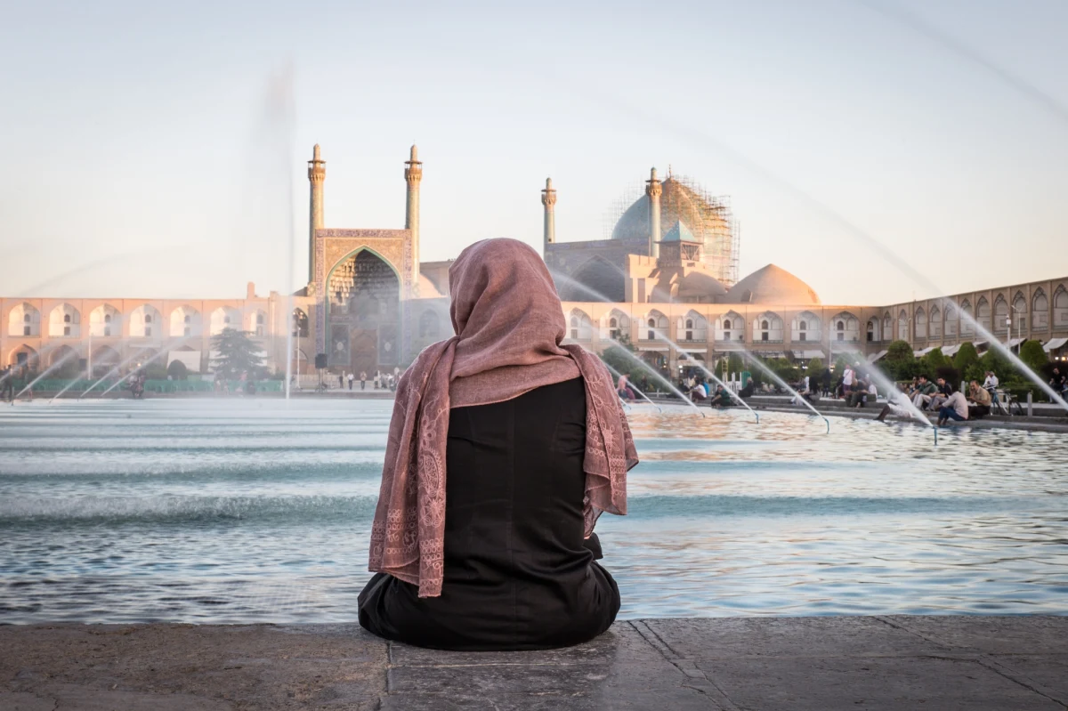 Eksperci ONZ ds. praw człowieka wzywają władze Iranu do natychmiastowego wstrzymania egzekucji 25-letniej Goli Kouhkan. Kobieta została wydana za mąż jako dziecko, latami znosiła przemoc domową, a teraz grozi jej kara śmierci za zabójstwo agresywnego męża.