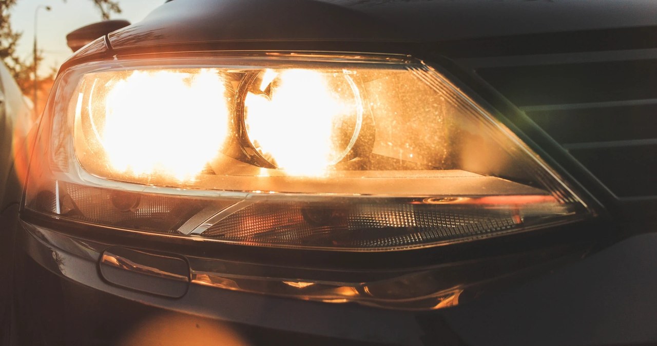 Światła mijania świecą słabo? Te triki przywrócą im blask