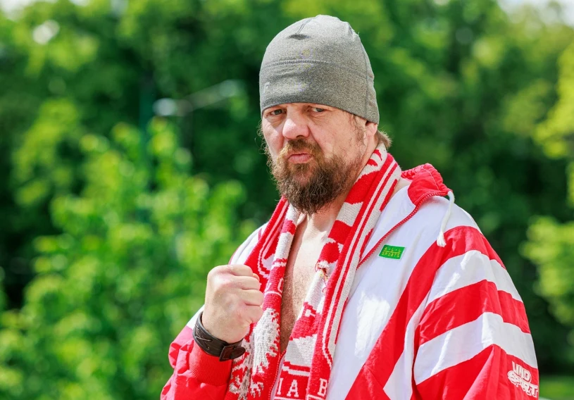 Za rolę u boku Russella Crowe'a zarobił fortunę. Później wylądował na ulicy