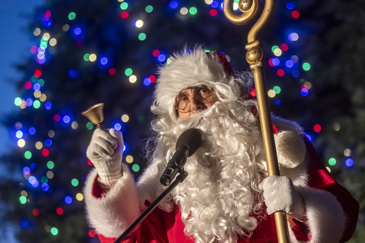 Od 3 grudnia w Gdańsku rozpoczynają się świąteczne wydarzenia, które wprowadzą mieszkańców w bożonarodzeniowy nastrój. W wielu dzielnicach miasta zaplanowano wspólne rozświetlanie choinek, kolędowanie, koncerty, warsztaty, gry i zabawy, a także spotkania ze Świętym Mikołajem.