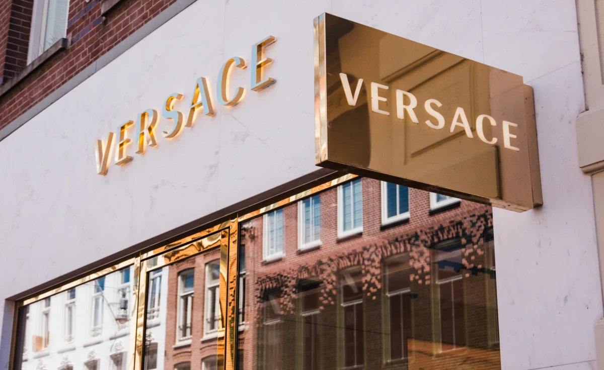 Prada ogłosiła przejęcie domu mody Versace za 1,38 mld dolarów. To transakcja, która łączy dwie ikony włoskiego luksusu i może zmienić układ sił na światowym rynku mody.