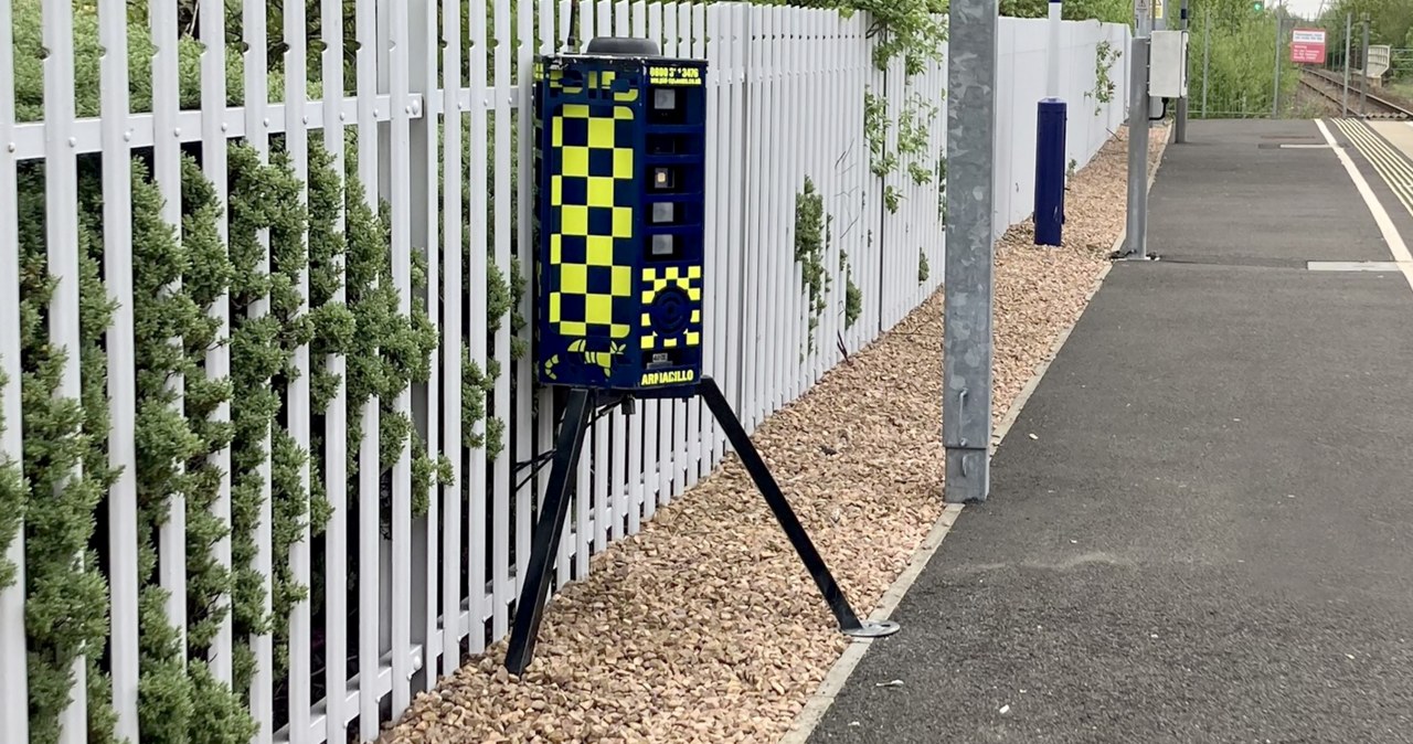 Tajemnicza "beczułka" przy drodze. Na jej widok kierowcy panikują