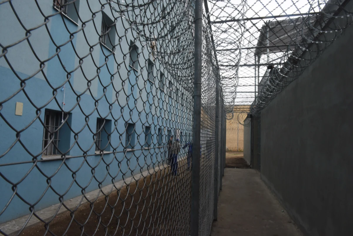 ​Jeden z osadzonych w Areszcie Śledczym w Zielonej Górze w środę spadł ze znacznej wysokości - przekazał mjr Jan Kurowski, rzecznik Okręgowego Inspektoratu Służby Więziennej w Poznaniu. Ze wstępnych ustaleń wynika, że ok. godz. 4:20 mężczyzna upadł z dachu podczas próby ucieczki.