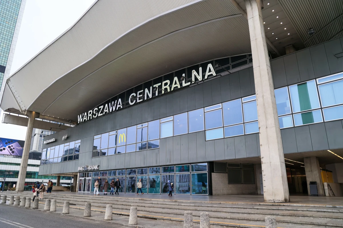 Wielkie święto w sercu Warszawy. Dworzec Centralny obchodzi swoje 50. urodziny. Z tej okazji od piątku do niedzieli na podróżnych i mieszkańców czeka szereg atrakcji – od koncertów, przez wystawy, po interaktywne gry i słodkie poczęstunki. Jubileusz to nie tylko okazja do zabawy, ale też do przypomnienia historii tego wyjątkowego miejsca.