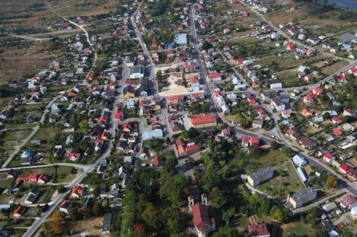 3 grudnia 1725 roku Tomasz Józef Zamoyski podpisał akt lokacyjny miasta, które przez trzy stulecia przechodziło burzliwe dzieje – od rozkwitu rzemiosła i handlu, przez dramatyczne wojenne tragedie, aż po współczesny czas dynamicznego rozwoju. Oto niezwykła opowieść o Józefowie, miejscu z duszą, które nieprzerwanie zachwyca mieszkańców i turystów.