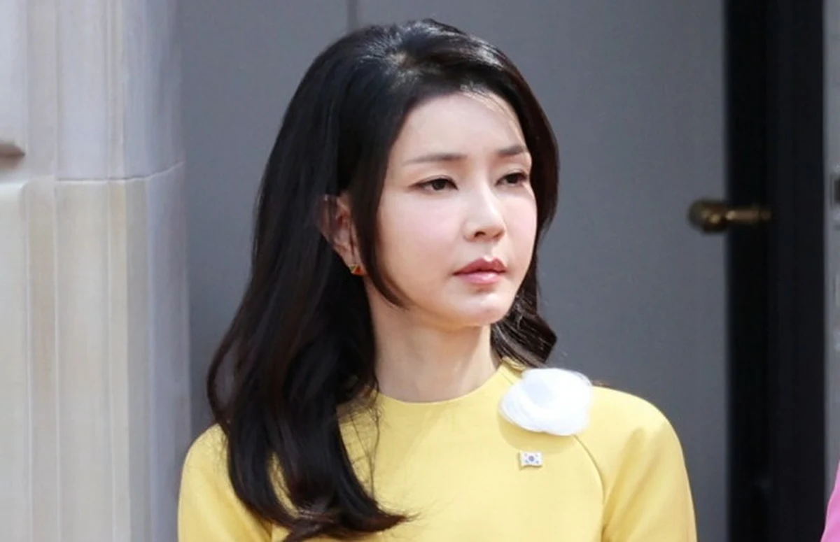 Poważne kłopoty byłej pierwszej damy Korei Południowej. Prokuratura zażądała w środę 15 lat więzienia dla Kim Keon Hi, żony byłego prezydenta Jun Suk Jeola. Chodzi o zarzuty naruszenia ustawy o rynku kapitałowym oraz o przyjęcie łapówek.