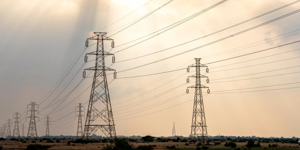 Wojsko Polskie oraz Polskie Sieci Elektroenergetyczne podpisały przełomowe porozumienie, które ma wzmocnić ochronę kluczowej infrastruktury energetycznej w Polsce. Współpraca obejmie m.in. wymianę informacji, wspólne monitorowanie zagrożeń oraz koordynację działań wobec ryzyk zarówno militarnych, jak i niemilitarnych. Dokument sygnowano w obecności przedstawicieli rządu, podkreślając jego strategiczne znaczenie dla bezpieczeństwa państwa.