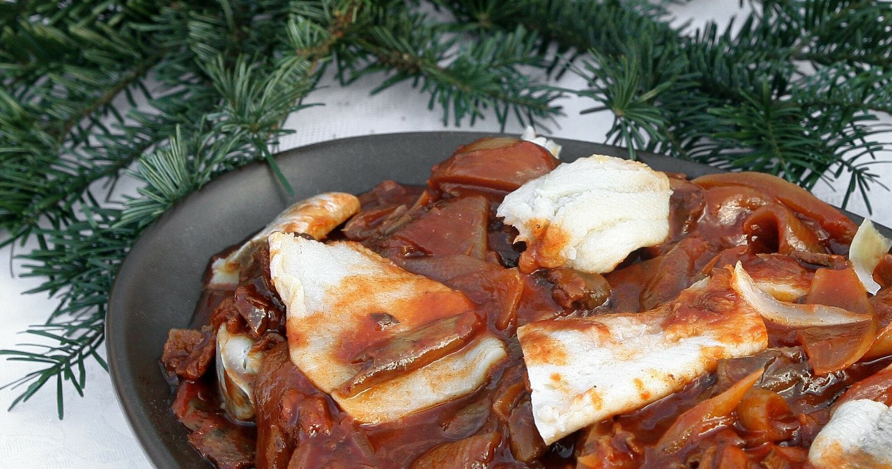 Jak zrobić śledzie po grecku? Przygotowania zacznij dwa dni przed Wigilią