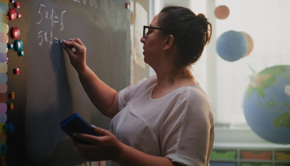 Od 1 stycznia 2026 roku nauczycieli czekają kolejne podwyżki wynagrodzeń. Projekt ustawy budżetowej przewiduje wzrost płac o 3 proc. Propozycja ta budzi jednak mieszane uczucia w środowisku, które oczekiwało bardziej znaczących zmian.