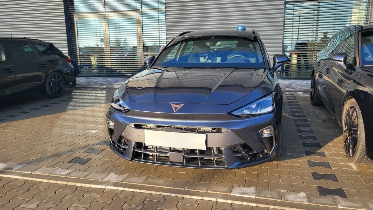 Wielkopolska policja wzmacnia swoje siły na drogach. Grupa pościgowa SPEED otrzymała właśnie dziewięć nowych nieoznakowanych radiowozów. Samochody wyposażone są w silniki o mocy 333 koni mechanicznych, napęd na cztery koła i mogą rozpędzić się nawet do 250 km/h. 