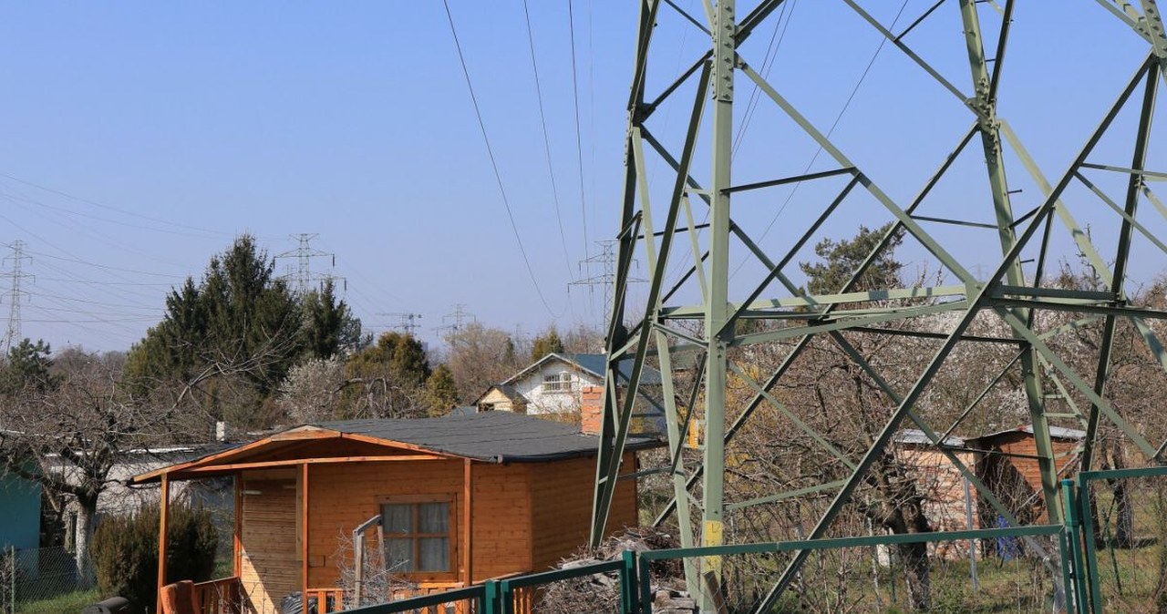 Przełom w sprawie słupów i rurociągów na działkach. Właściciele mogą żądać odszkodowań