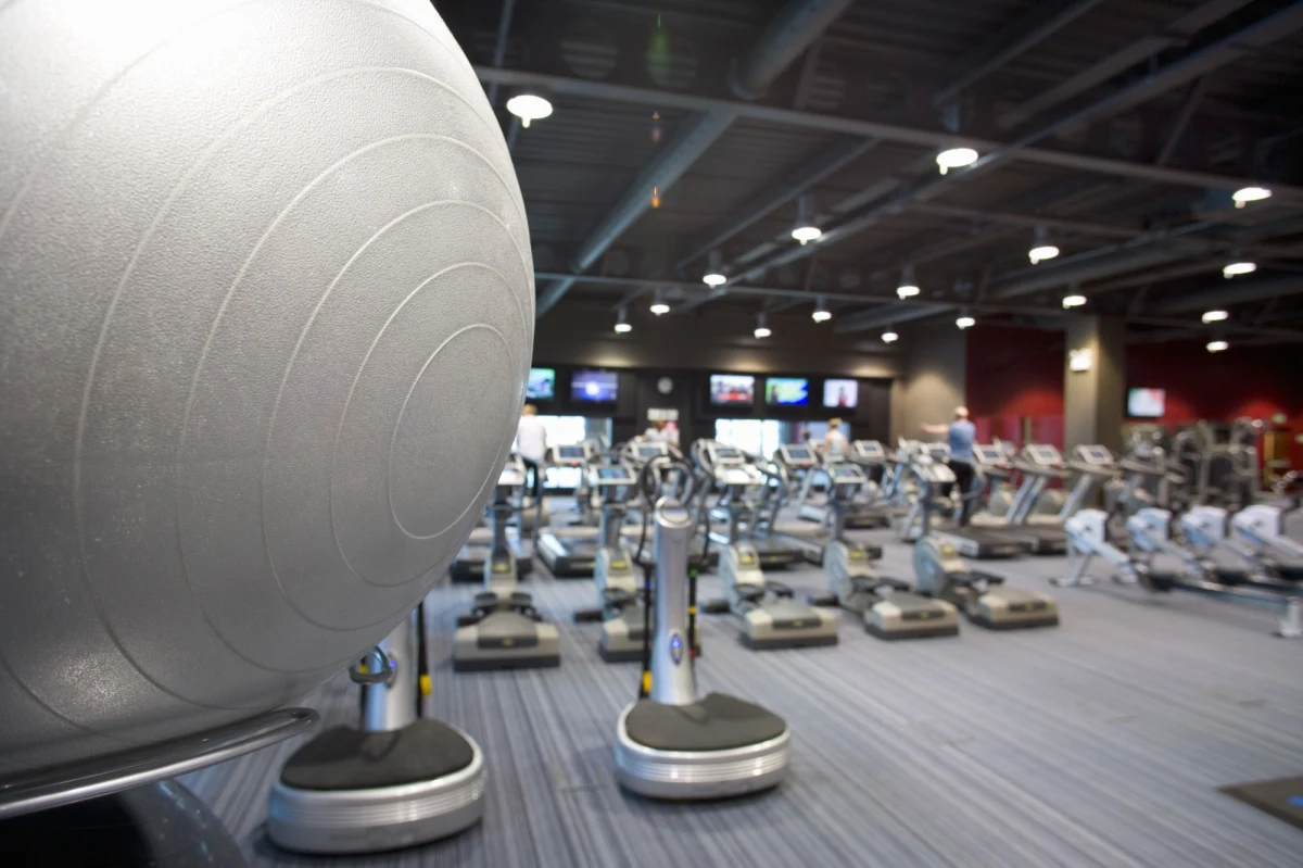 Masz w portfelu MultiSport, czy polujesz na studencką zniżkę? A może zastanawiasz się, czy warto dojeżdżać do klubu na drugim końcu miasta, ponieważ obiekt jest połączony z basenem? Wybór siłowni w tak dużym mieście, jak Kraków wcale nie jest prosty, bo to nie tylko kwestia finansowa, ale również logistyczna. Zanim się zdecydujesz, sprawdź, jak wybrać miejsce wpisujące się w potrzeby i plan dnia.