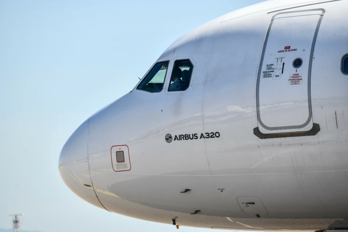 Airbus przeprowadzi inspekcje części samolotów w związku z problemem z jakością metalowych paneli, użytkowanych w przedniej części niektórych maszyn. Inspekcje mogą objąć 628 samolotów A320. W minionym tygodniu Airbus zlecił zmianę oprogramowania w ponad połowie światowej floty maszyn typu A320, czyli w około 6 tys. samolotów.