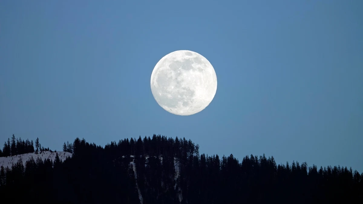 Grudzień 2025 roku zapowiada się wyjątkowo emocjonująco dla wszystkich miłośników zjawisk astronomicznych. Już na początku miesiąca nieboskłon rozświetlą dwa spektakularne wydarzenia: aktywność najobfitszego roju meteorów półkuli północnej – Geminidów oraz niezwykła grudniowa pełnia Księżyca, zwana Zimnym Księżycem, która w tym roku zbiegnie się z tzw. superpełnią. To niepowtarzalna okazja, by podziwiać niebo w całej jego okazałości.