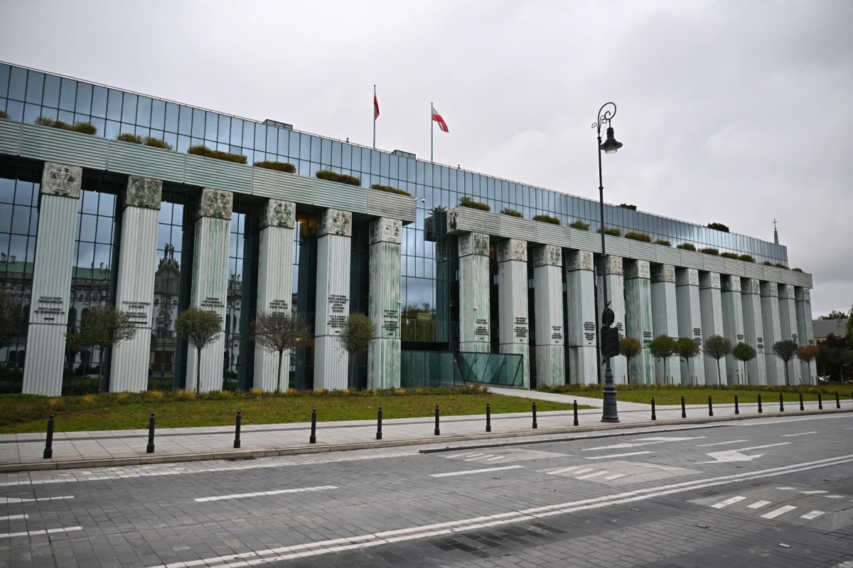 Żaden sąd ani organ władzy publicznej nie może uznać orzeczenia Sądu Najwyższego za niebyłe, ani pominąć jego skutków, także powołując się na prawo Unii Europejskiej - orzekły w ogłoszonej w środę uchwale połączone izby Sądu Najwyższego: Kontroli Nadzwyczajnej oraz Pracy. W posiedzeniu uczestniczyło 23 sędziów, głównie powołanych po 2017 r.; do uchwały zgłoszono jedno zdanie odrębne. Wcześniej policja wyprowadziła osoby, które - głośno protestując - kwestionowały status obu izb. Protestujący, powołując się na orzeczenia europejskich trybunałów, ocenili, że izby te nie tworzą sądu zgodnego z konstytucją.